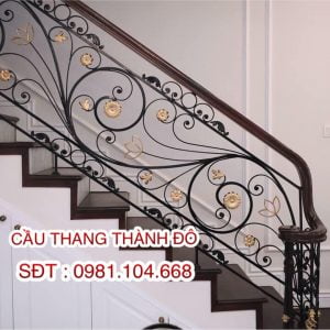 * Đặc điểm : – Sắt đặc sơn tĩnh điện – Tay vịn tròn : đường kính D6,5 cm, D7 cm hoặc Elip (7×6cm) bằng gỗ Lim Nam Phi. – Sơn PU hoàn thiện màu cánh dán ( đậm nhạt theo yêu cầu của khách hàng) – Ghi chú : Đoạn khuỷu cong nhân hệ số 1,5 CẦU THANG THÀNH ĐÔ : Chuyên thi công lắp đặt Cầu Thang Kính, Cầu Thang Inox, Cầu Thang Gỗ, Cầu Thang Sắt Nghệ Thuật, Cầu Thang Xương Cá, Mặt Bậc Gỗ, Lan Can Kính tại Hà Nội và khu vực miền Bắc Số điện thoại – Zalo : 0981.104.668 – 0886.445.668 Showroom : Mậu Lương – Hà Đông – Hà Nội. Xưởng sản xuất : La Dương – Hà Đông – Hà Nội