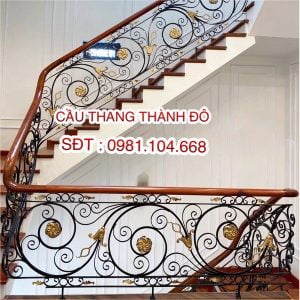 * Đặc điểm : – Sắt đặc sơn tĩnh điện – Tay vịn tròn : đường kính D6,5 cm, D7 cm hoặc Elip (7×6cm) bằng gỗ Lim Nam Phi. – Sơn PU hoàn thiện màu cánh dán ( đậm nhạt theo yêu cầu của khách hàng) – Ghi chú : Đoạn khuỷu cong nhân hệ số 1,5 CẦU THANG THÀNH ĐÔ : Chuyên thi công lắp đặt Cầu Thang Kính, Cầu Thang Inox, Cầu Thang Gỗ, Cầu Thang Sắt Nghệ Thuật, Cầu Thang Xương Cá, Mặt Bậc Gỗ, Lan Can Kính tại Hà Nội và khu vực miền Bắc Số điện thoại – Zalo : 0981.104.668 – 0886.445.668 Showroom : Mậu Lương – Hà Đông – Hà Nội. Xưởng sản xuất : La Dương – Hà Đông – Hà Nội