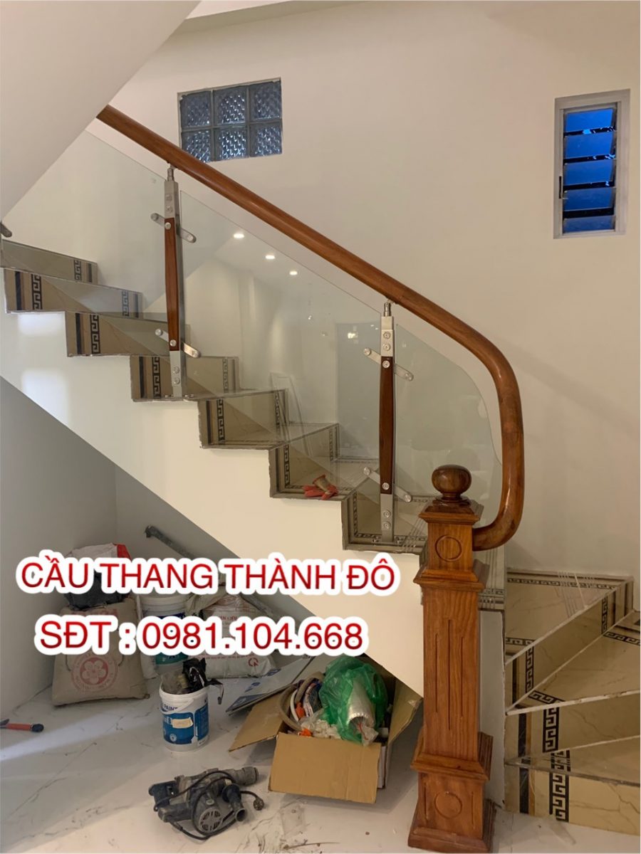 Cầu thang kính gỗ