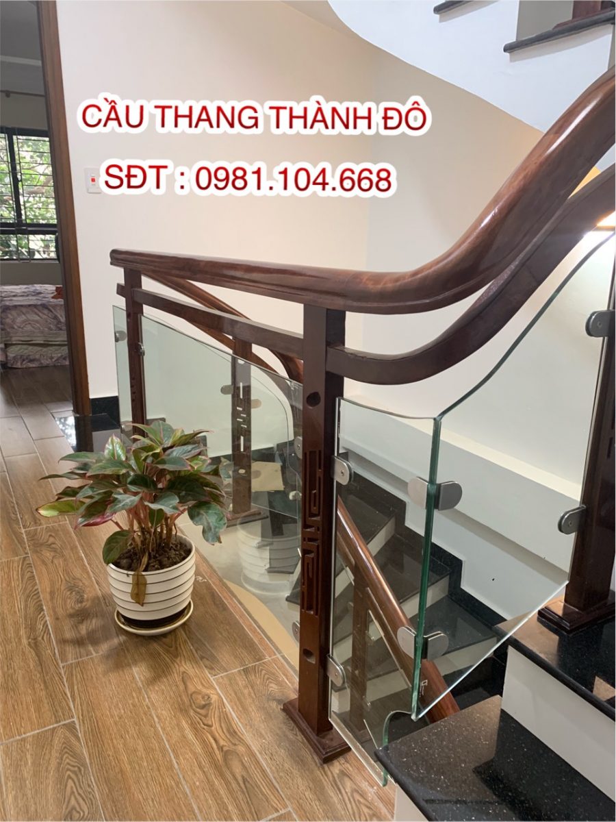 Cầu thang kính gỗ
