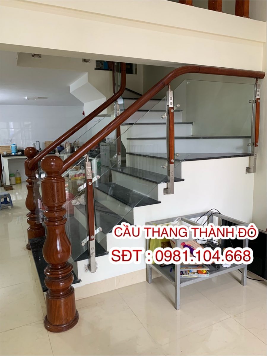 cầu thang kính gỗ đẹp năm 2021