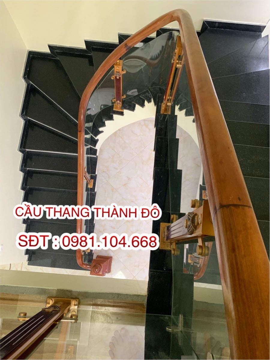 cầu thang kính gỗ đẹp năm 2021