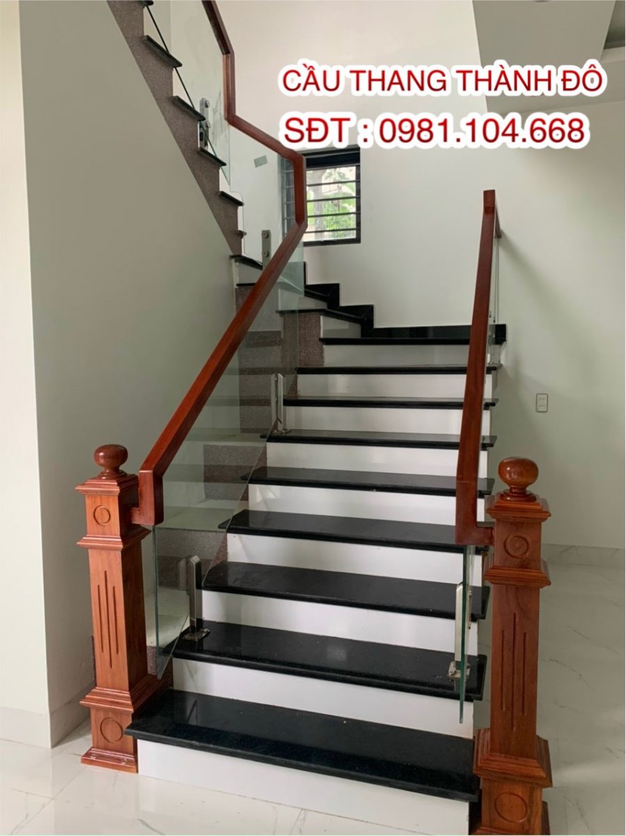 Cầu thang kính chân lửng