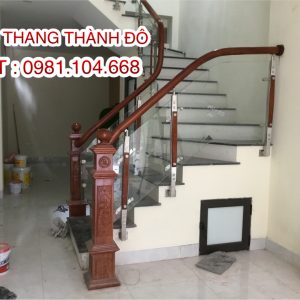 Cầu thang kính chân cao