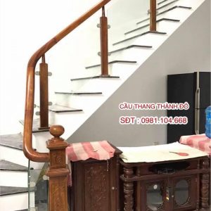 Cầu thang kính gỗ