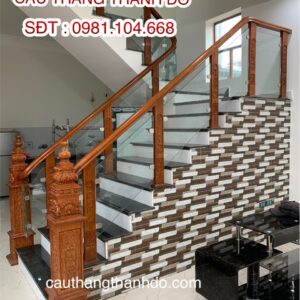 Cầu thang kính chân đục tùng cúc