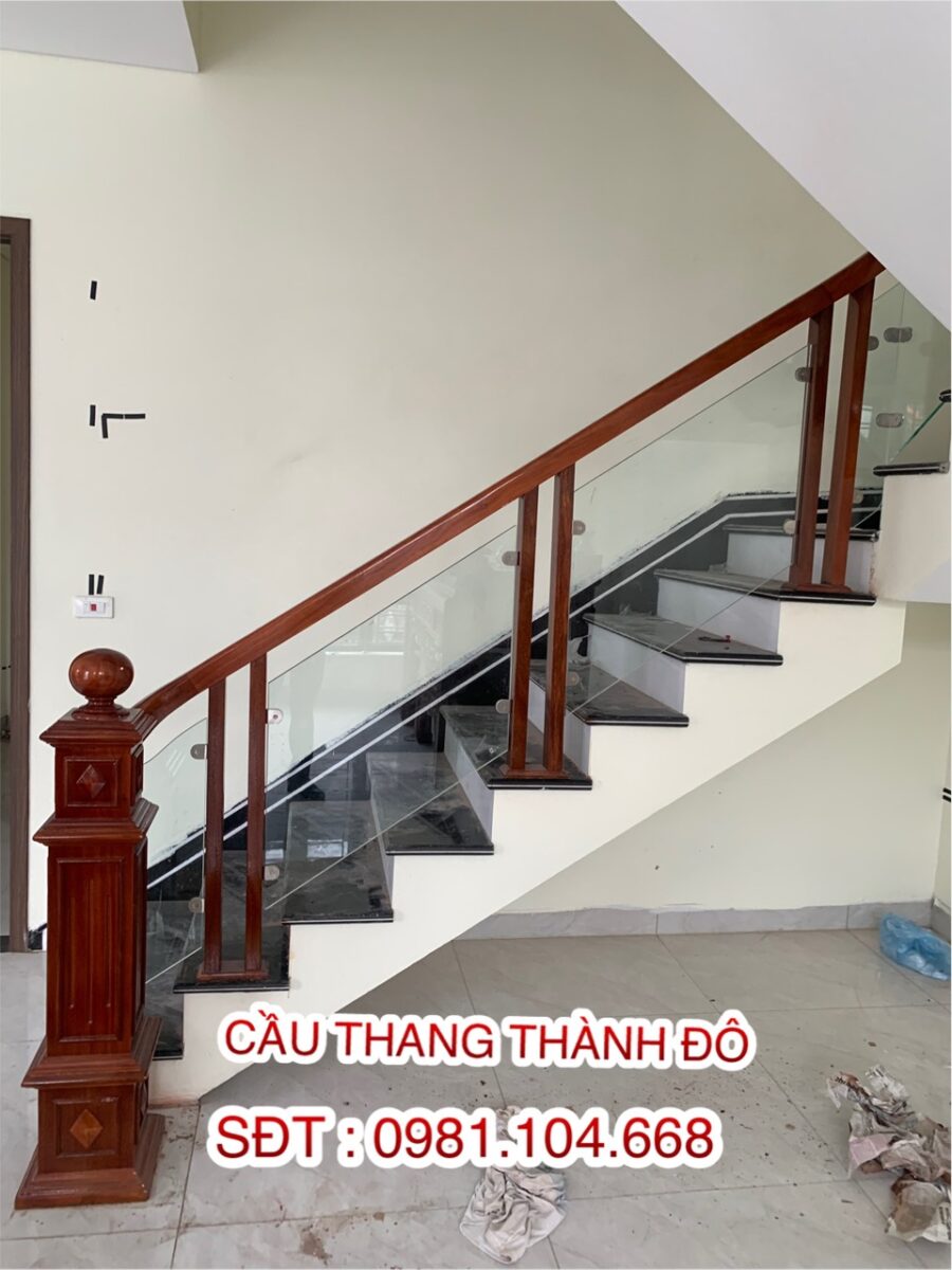Cầu thang kính chân gỗ