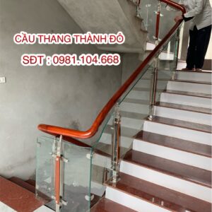 cầu thang kính gỗ