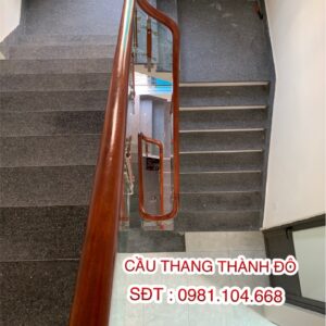Cầu thang kính chân con tiện