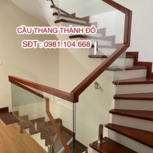 Cầu thang kính chân lửng gỗ