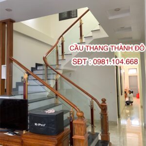cầu thang kính cường lực gỗ