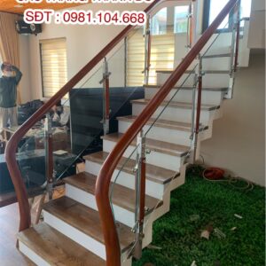 cầu thang kính cường lực gỗ