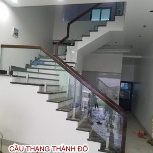 Cầu thang kính chân lửng tại Hải Phòng