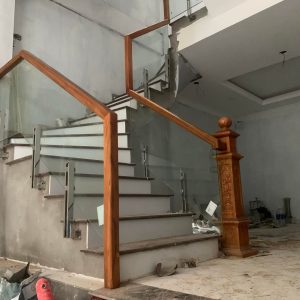 cầu thang kính chân lửng