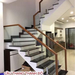 Cầu thang kính gỗ đẹp tại Bắc Ninh