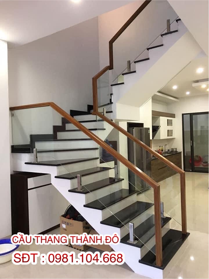 Cầu thang kính gỗ đẹp tại Bắc Ninh