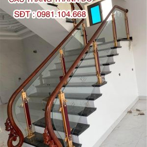 Cầu thang kính gỗ đẹp tại Hưng Yên năm 2023