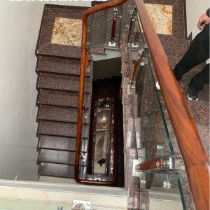 cầu thang kính chân inox gỗ