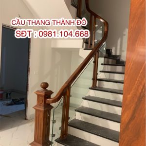 Cầu thang kính chân gỗ